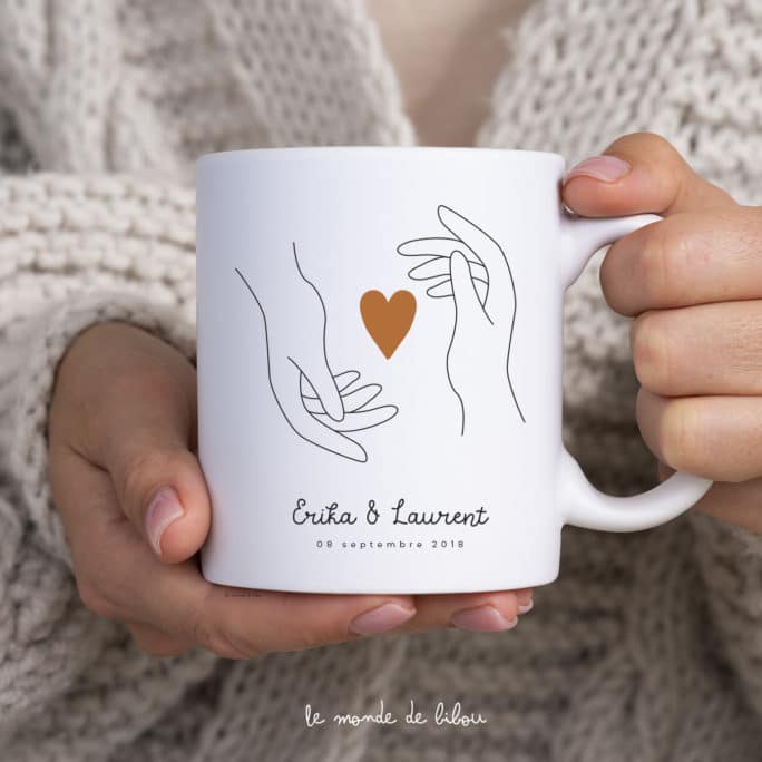 Mug personnalisé Mains sur le cœur