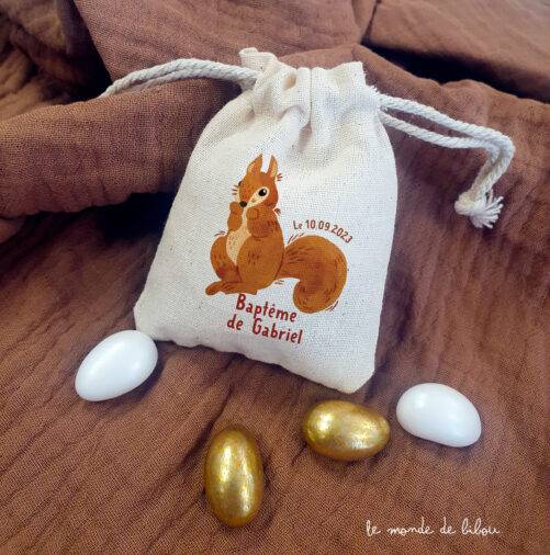 Mini pochon sac à dragées personnalisé thème écureuil. Idéal pour un Baptême, une Communion, Baby Shower ou encore une naissance. Contenant dragées