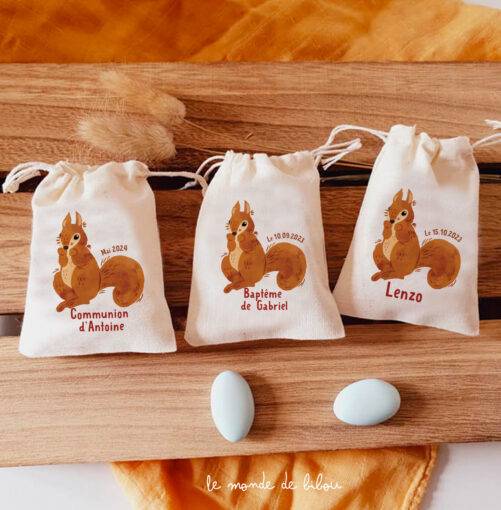 Mini pochon sac à dragées personnalisé thème écureuil. Idéal pour un Baptême, une Communion, Baby Shower ou encore une naissance. Contenant dragées